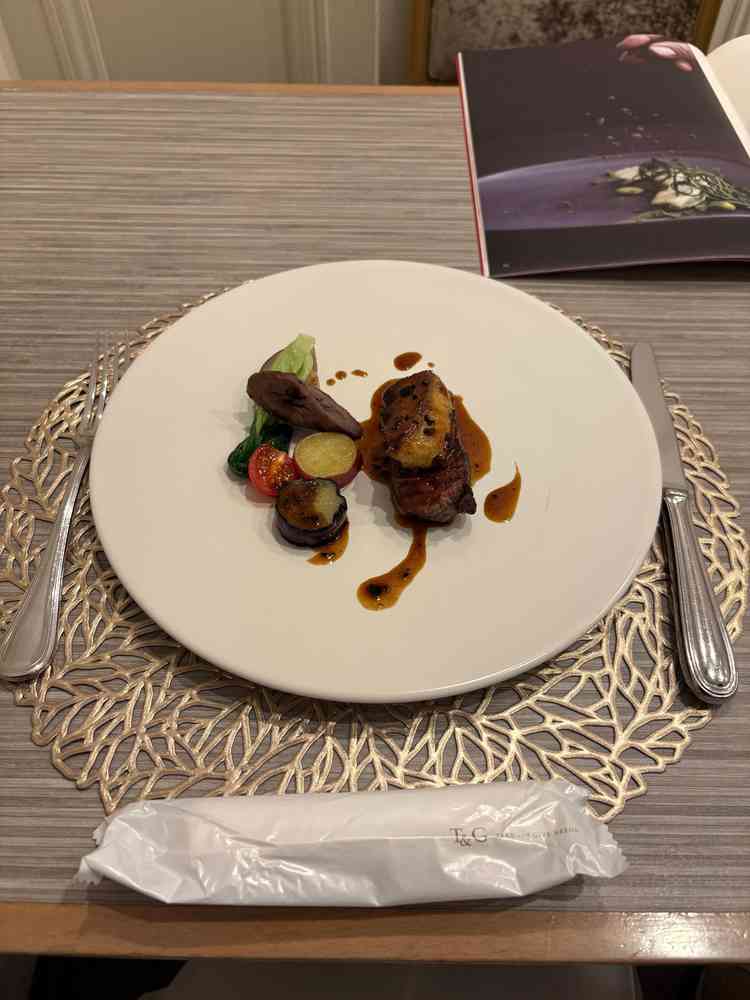 試食の料理の写真。お肉がとても柔らかく、フォアグラも贅沢に乗っていて美味しかった。