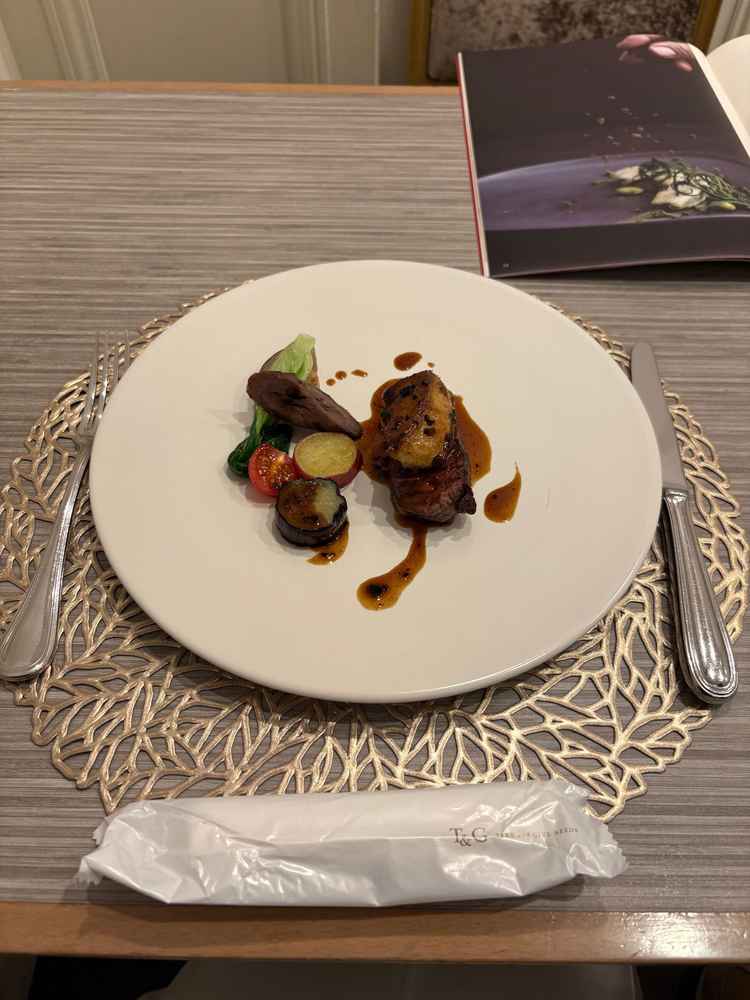 試食の料理の写真。お肉がとても柔らかく、フォアグラも贅沢に乗っていて美味しかった。