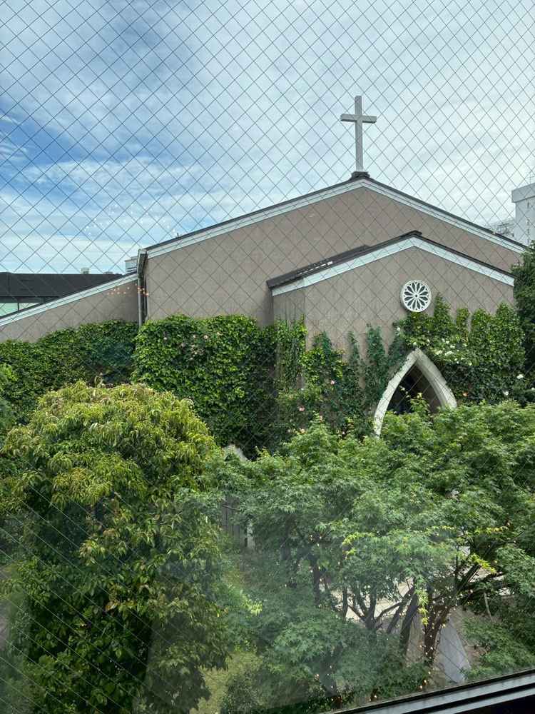 披露宴会場から望む教会。