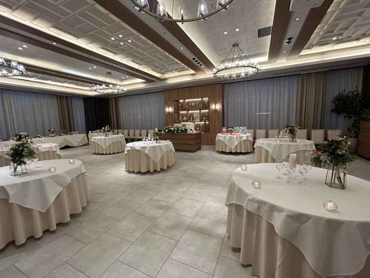 披露宴会場の写真です。横長で後ろの人との距離も近く3面に窓がありお昼は明るそうです