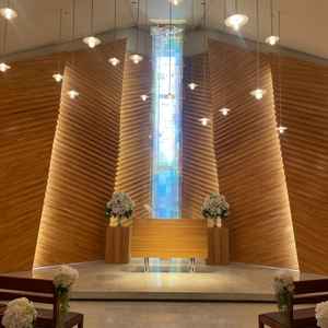 チャペル。木のぬくもりと自然光が美しい雰囲気でした。