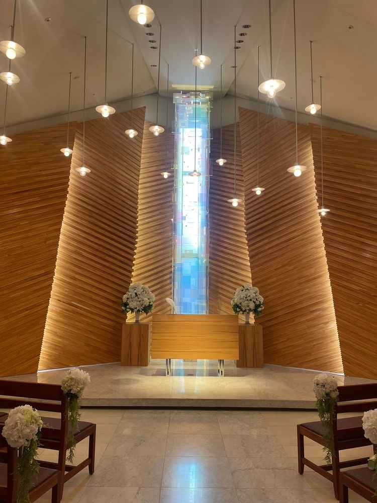 チャペル。木のぬくもりと自然光が美しい雰囲気でした。