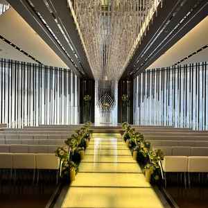 チャペルはカーテンの開閉を工夫することが出来、カーテンを開けると自然光が差し込む素敵な空間