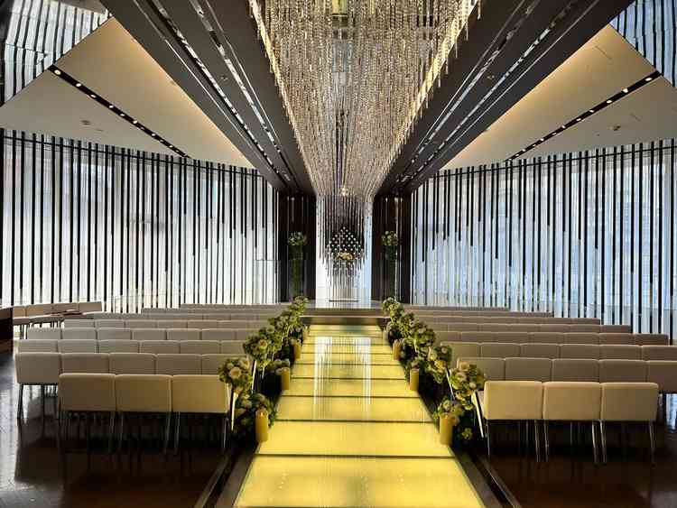 チャペルはカーテンの開閉を工夫することが出来、カーテンを開けると自然光が差し込む素敵な空間