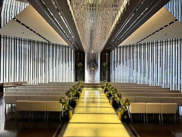 チャペルはカーテンの開閉を工夫することが出来、カーテンを開けると自然光が差し込む素敵な空間