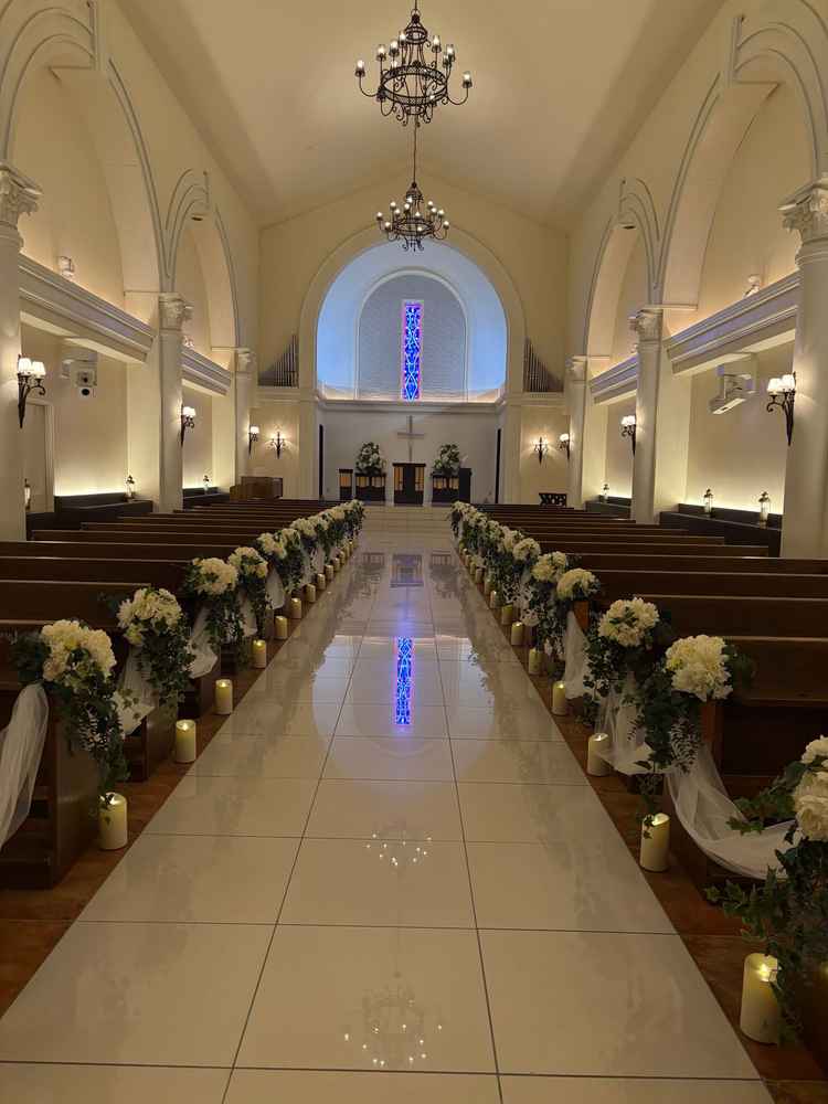 チャペル　ステンドグラスの反射がきれい