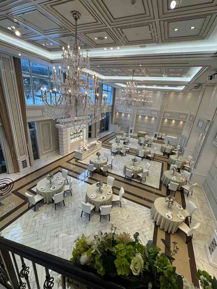 白が基調の披露宴会場。どんな色にも合いそうで天井も高く開放感のある会場でした。