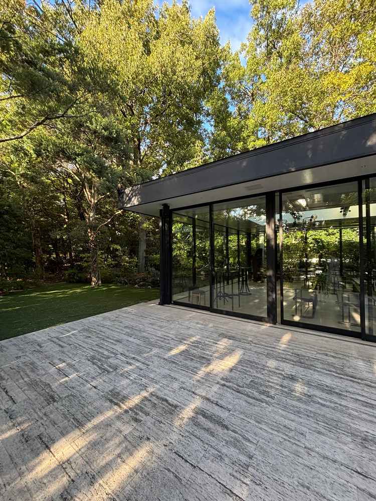 外から見た3面ガラス張りのチャペル。