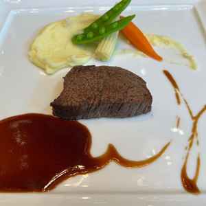 当日、試食させて頂いたメインの肉料理です。
