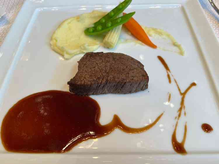 当日、試食させて頂いたメインの肉料理です。