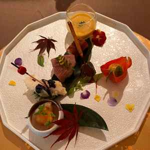 ご試食させていただいたお料理の前菜です。一品一品が非常においしく、盛り付けも素敵でした。