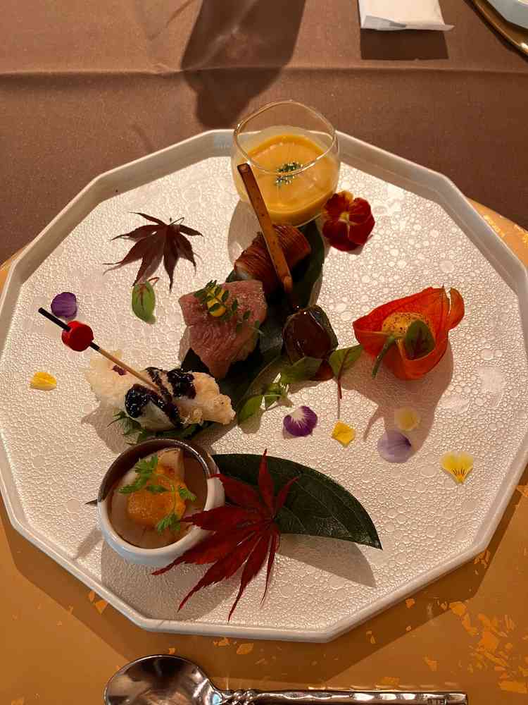 ご試食させていただいたお料理の前菜です。一品一品が非常においしく、盛り付けも素敵でした。