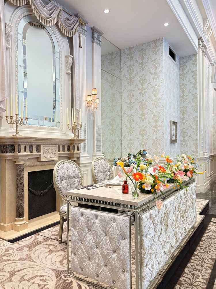 洋風でお姫様っぽい雰囲気のある披露宴会場の高砂。