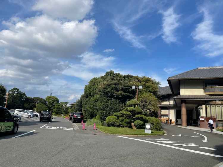 駐車場も完備しており、緑もたくさん見える。