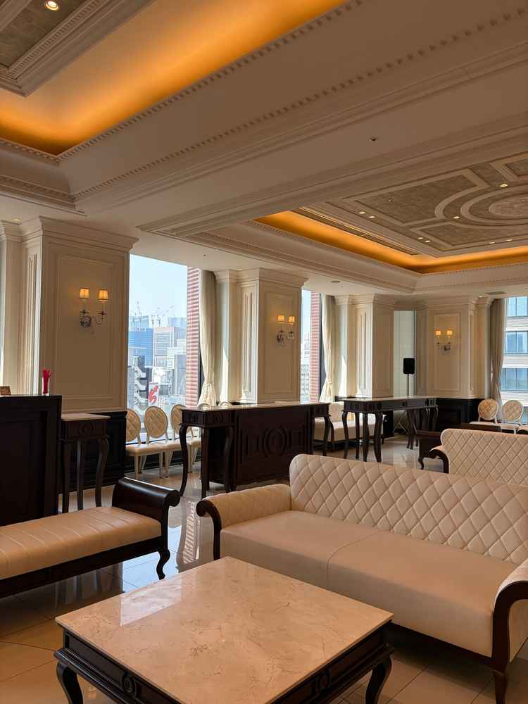 ロビーです。広々としておりソファー数も多くゲストを立って待たせる心配がないことが良いと思いました。