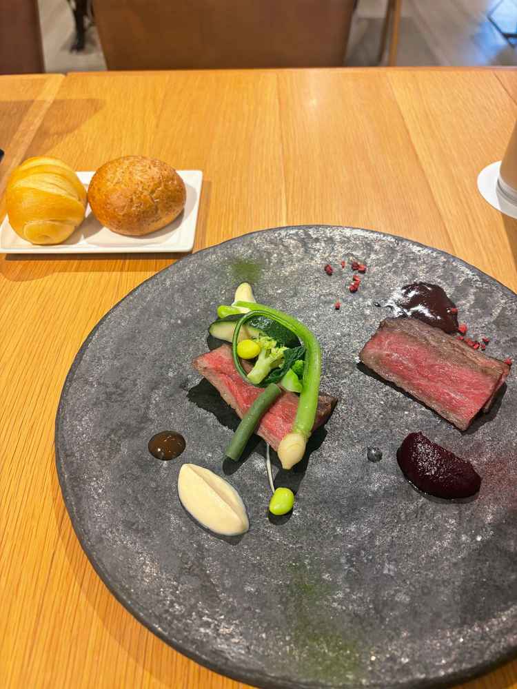 試食でいただいたお肉とパン。2人でシェアをする形式でした。
