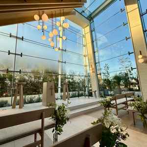 挙式会場内の前方の景色。椅子の数も多く座り心地も良い。