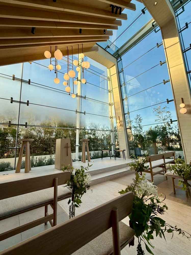 挙式会場内の前方の景色。椅子の数も多く座り心地も良い。