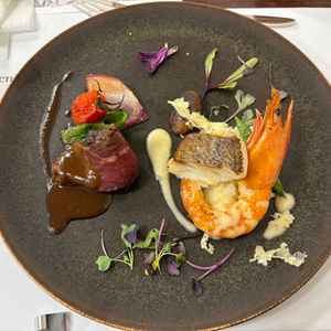 試食の料理。見た目は華やかで◎ですが、海老の殻やトマトのヘタなど、食べるのに一手掛かりました。