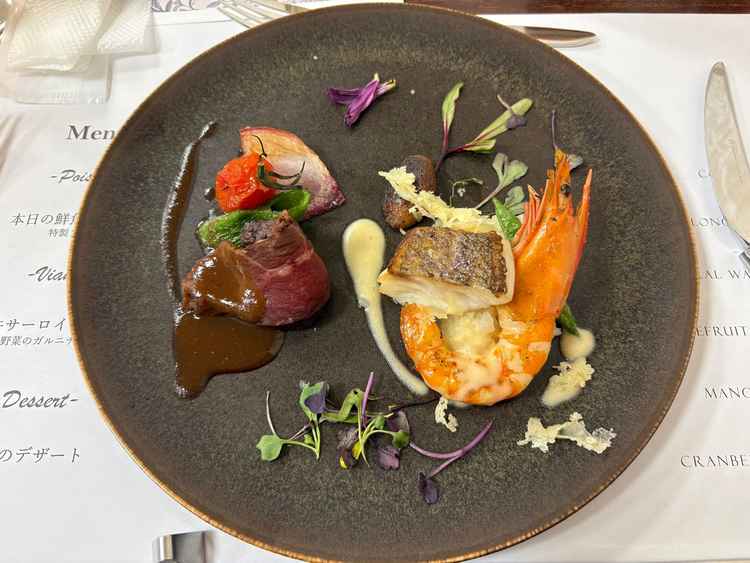 試食の料理。見た目は華やかで◎ですが、海老の殻やトマトのヘタなど、食べるのに一手掛かりました。