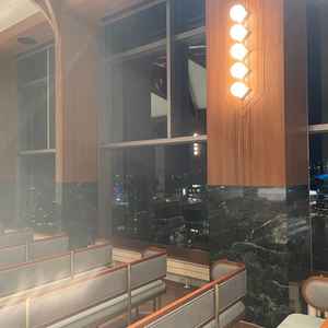 チャペル(夜)、窓からの景色