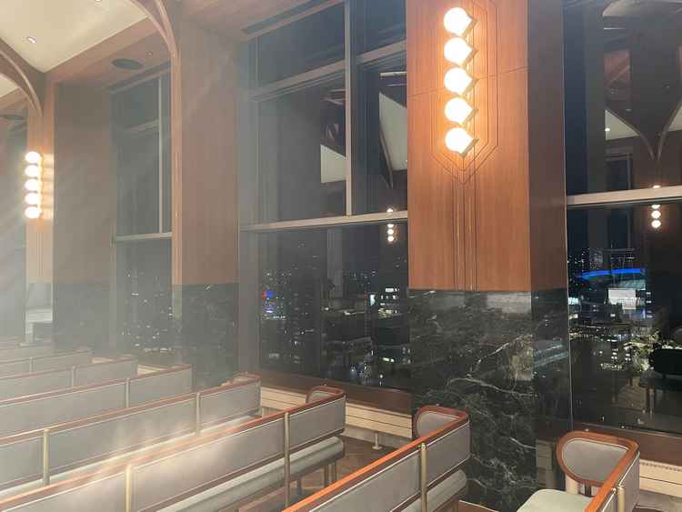 チャペル(夜)、窓からの景色