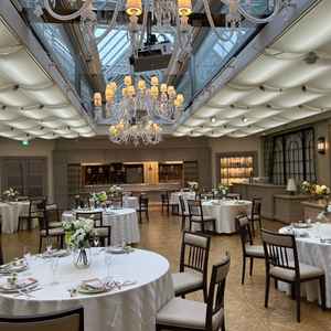 披露宴会場は白を基調としていて窓が多く、雨気候でしたがとても明るくて雰囲気が素敵でした。