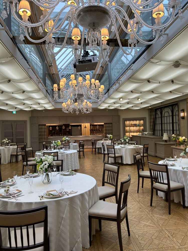 披露宴会場は白を基調としていて窓が多く、雨気候でしたがとても明るくて雰囲気が素敵でした。