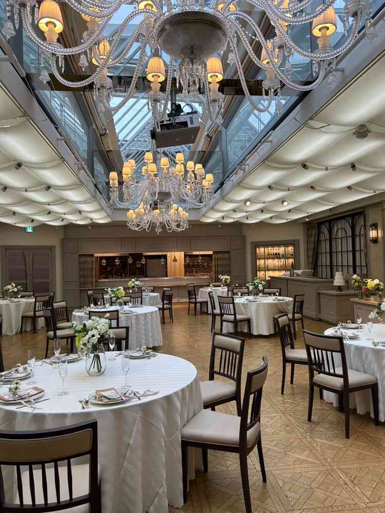 披露宴会場は白を基調としていて窓が多く、雨気候でしたがとても明るくて雰囲気が素敵でした。