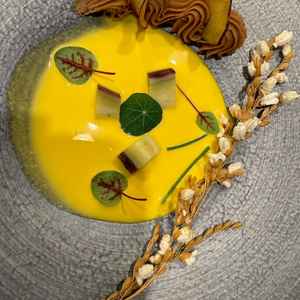 冷製スープ。ポップコーン上になったお米をちらしていただきます。