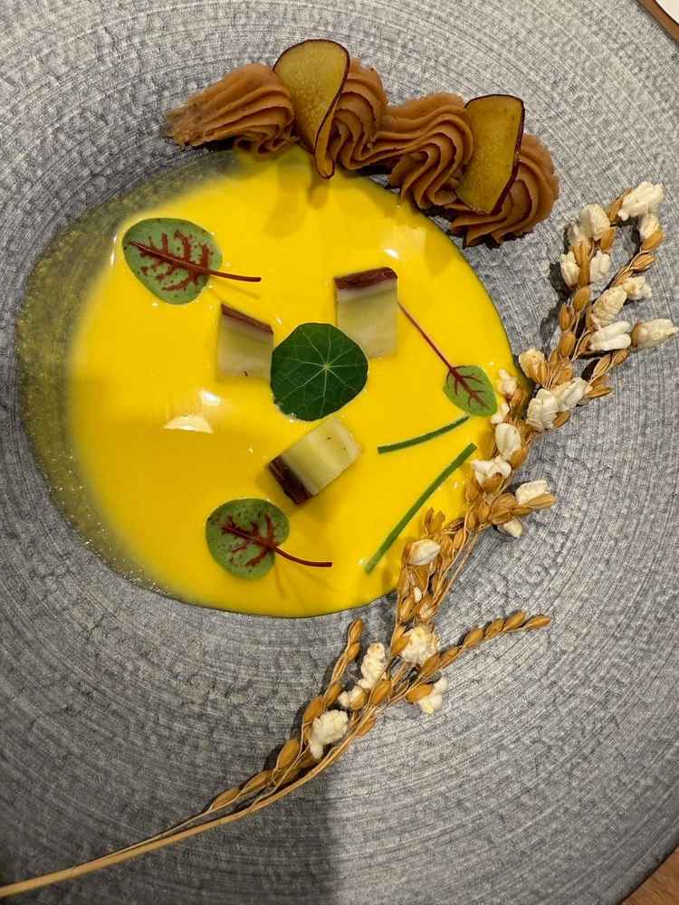 冷製スープ。ポップコーン上になったお米をちらしていただきます。