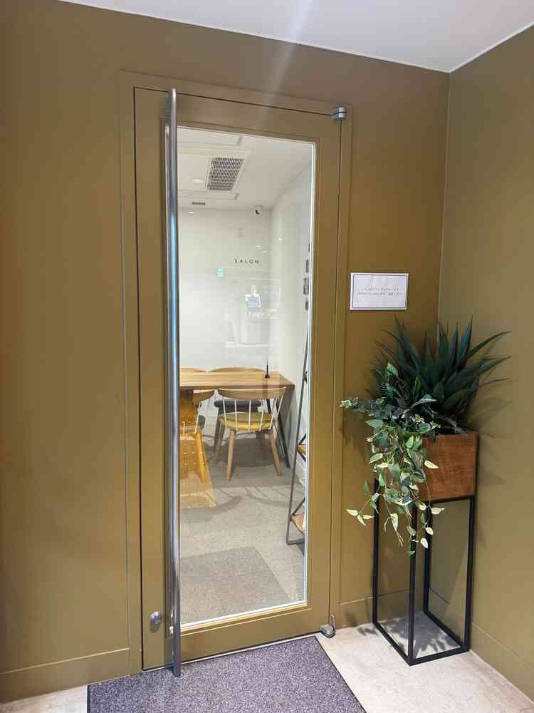 打ち合わせを実施するサロンです。とても綺麗でした。これからリニューアルされるとのことでした。