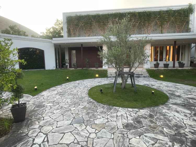 ガーデン。車も入れられる。