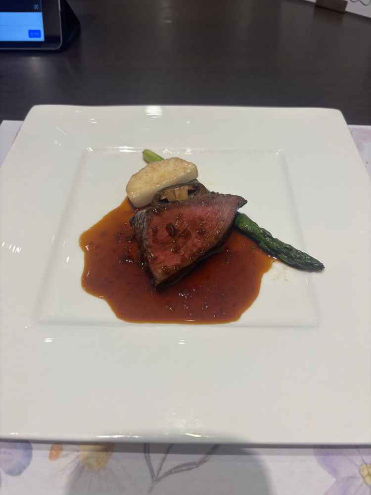 当日の挙式のメインを試食としてお裾分けしていただきました。赤みでしたがすごくわ柔らかくて美味しかった