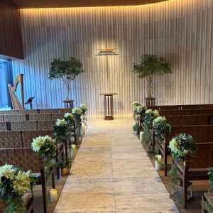 チャペルの写真。シンプルな空間に、左から自然光が差し込んで暖かい雰囲気。