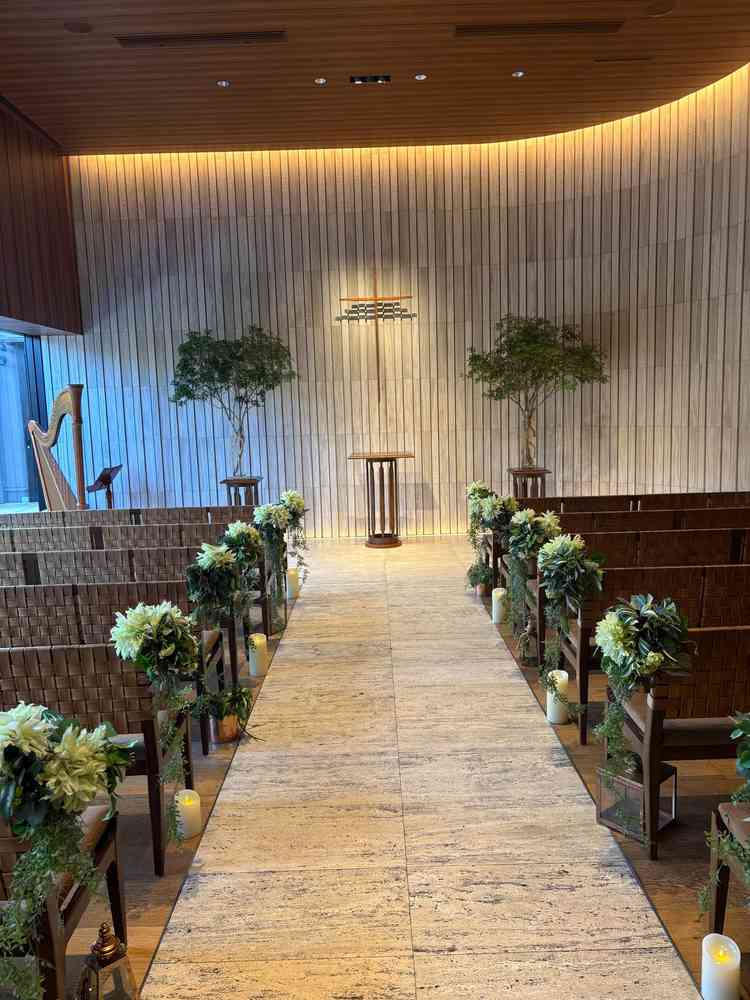 チャペルの写真。シンプルな空間に、左から自然光が差し込んで暖かい雰囲気。