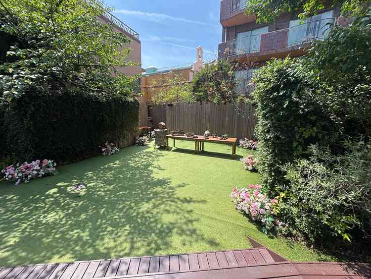 こじんまりしているが素敵な庭。ちょうどよい大きさ。