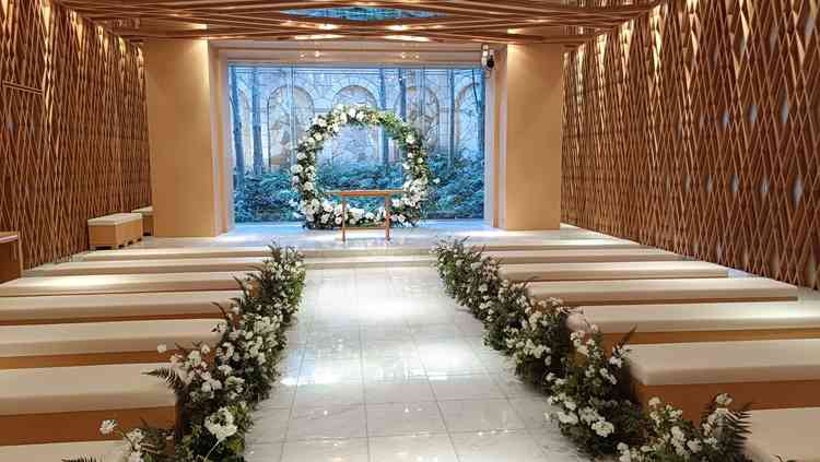 1つ目の式場。木の温もりと模様がとても良いと思った。