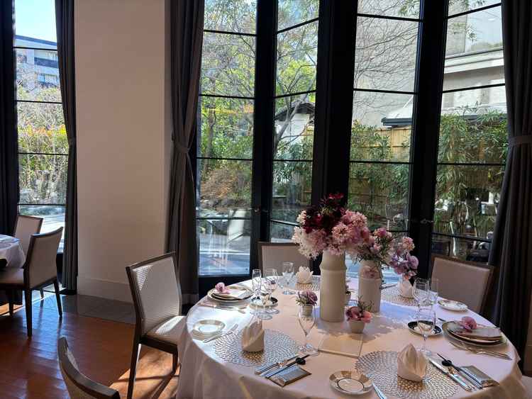 小さめの披露宴会場。こちらも窓が大きく緑が映えていた。外に出ることもでき、開放的な感じもあった