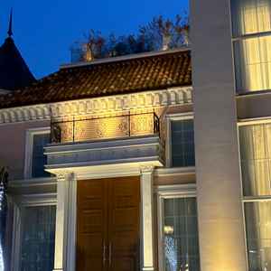 ヨーロッパの邸宅のような外観で、夜は明かりに照らされて幻想的な雰囲気でした。