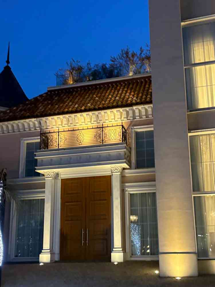 ヨーロッパの邸宅のような外観で、夜は明かりに照らされて幻想的な雰囲気でした。