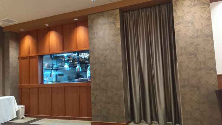 披露宴会場横のオープンキッチン。調理の様子を伺うことができます。できたての料理が運ばれてきました。