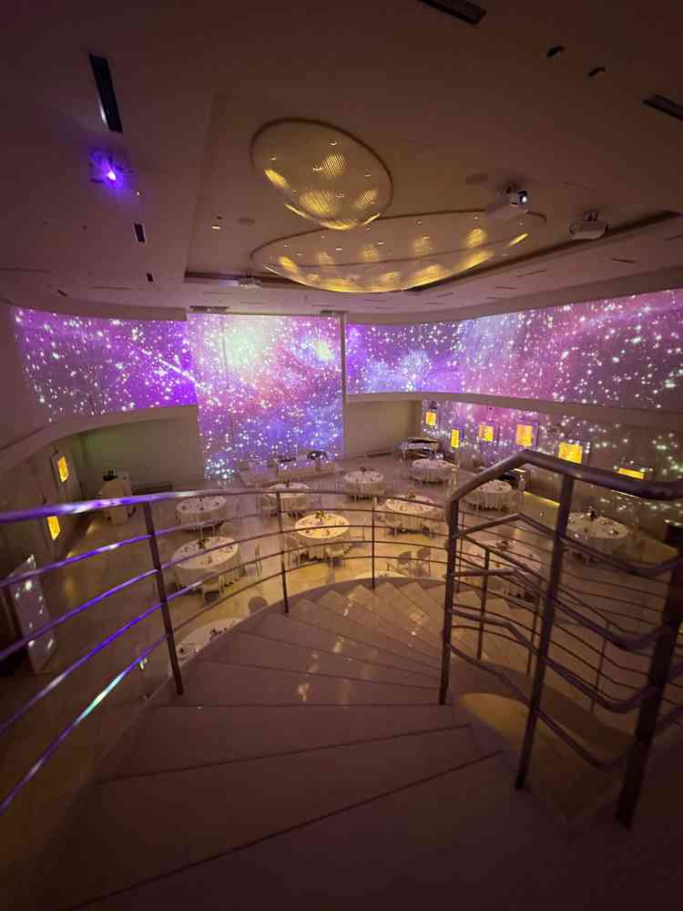 披露宴会場ラブランシュ。プロジェクションマッピングを使った演出が素敵でした。