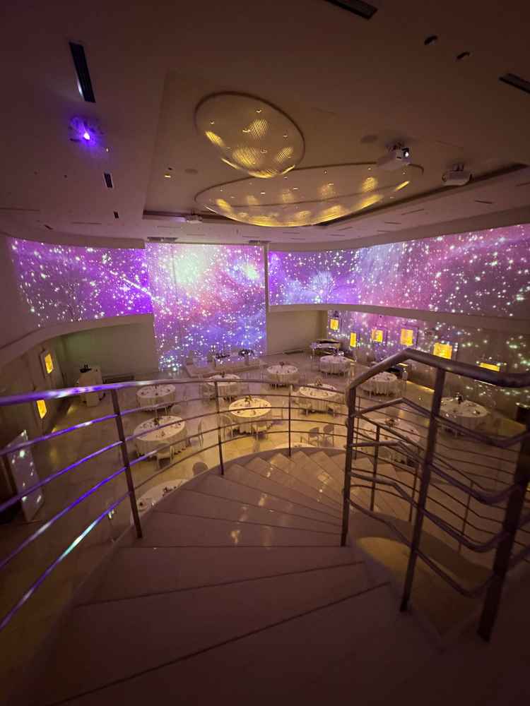 披露宴会場ラブランシュ。プロジェクションマッピングを使った演出が素敵でした。