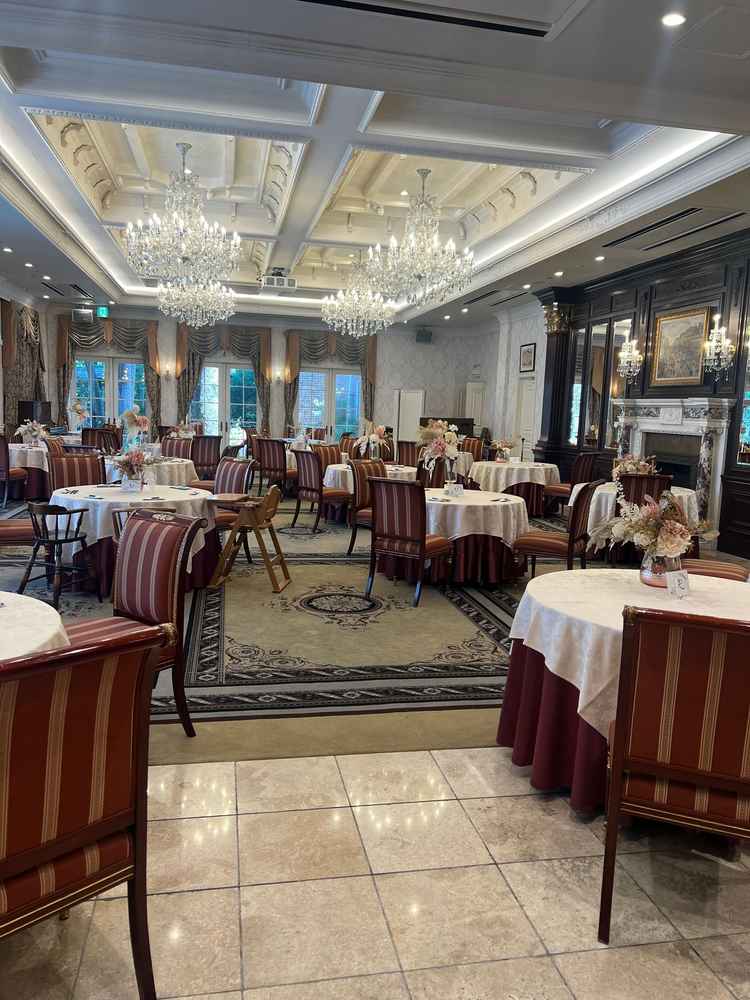 披露宴会場です。クラシカルで落ち着いていながらもゴージャスな雰囲気でした。