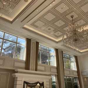 こちらも自然方が差し込む、披露宴会場です。窓からの景色も綺麗です。