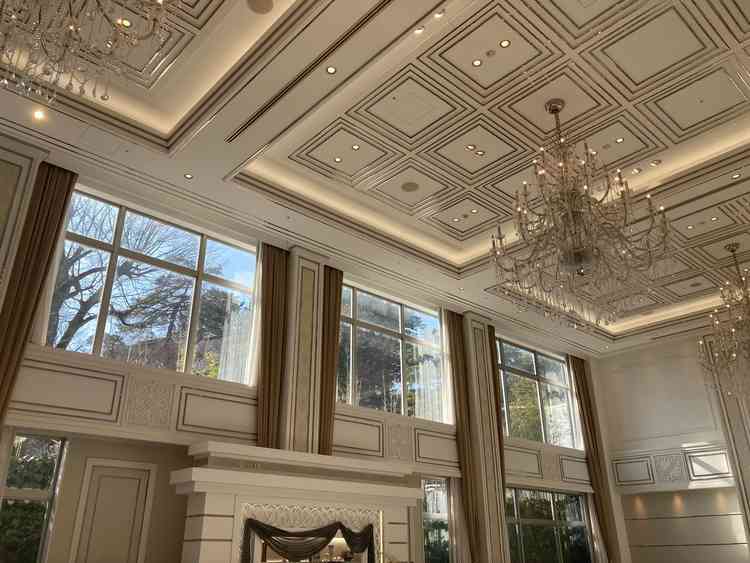 こちらも自然方が差し込む、披露宴会場です。窓からの景色も綺麗です。