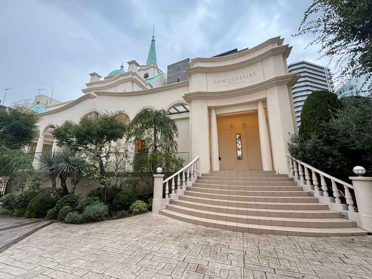 フラワーシャワーをして素敵な外観で写真を撮れるのがいいなと思いました。