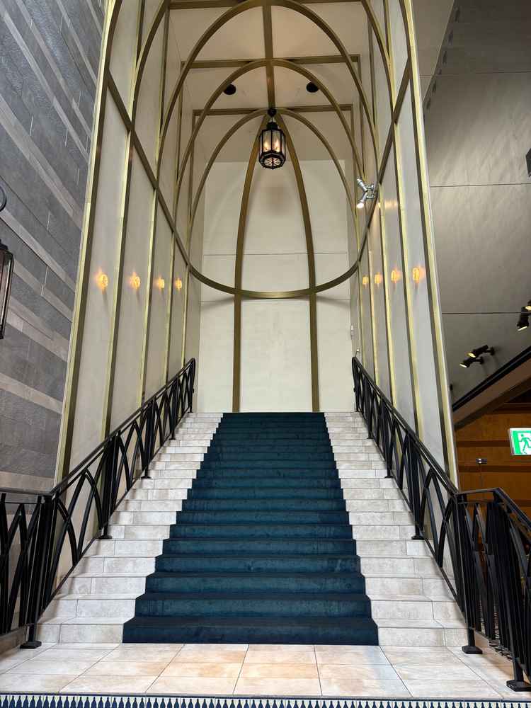 チャペルから披露宴会場につながる階段。天井の高さや、青色の絨毯が印象的でした。