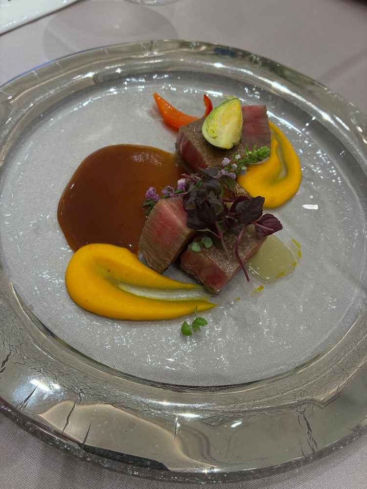 お肉はナイフがいらないほど柔らかく、3種類のソースがどれもオリジナリティがあって楽しめた